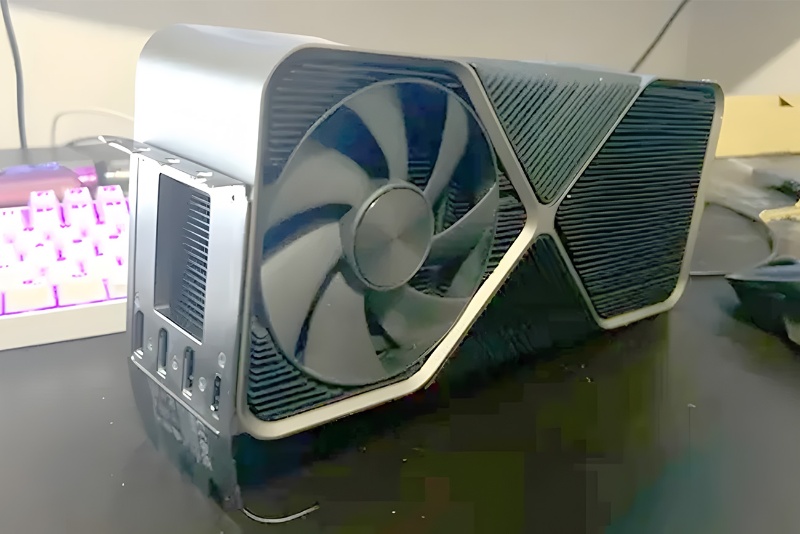 نمونه آزمایشی از گرافیک غول‌پیکر RTX 4090Ti در زباله‌دان پیدا شد!