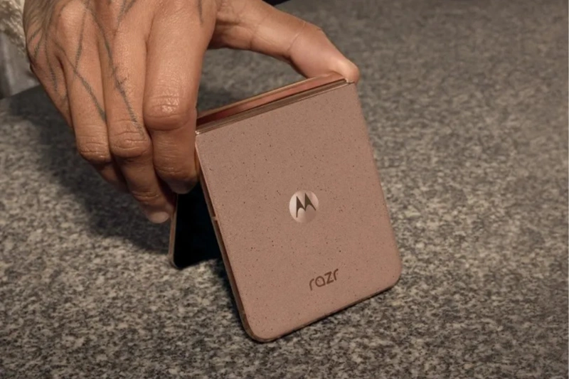 اج ۵۰ نئو و ریزر پلاس موتورولا به رنگ سال ۲۰۲۵ درآمدند؛ موسِ موکا