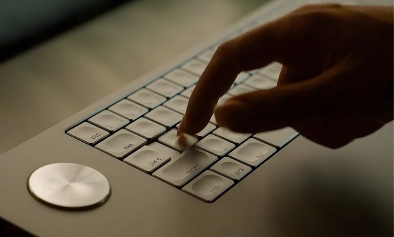 این کیبورد آلومینیومی گرانقیمت، تایپکردن را هیجانانگیزتر از همیشه میکند