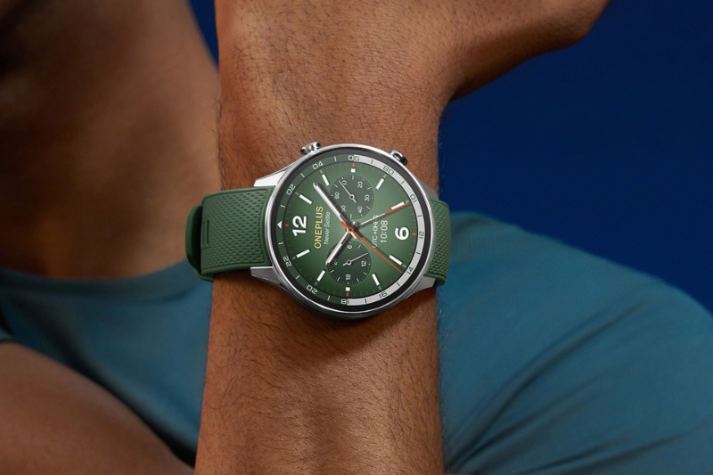 ساعت هوشمند پرچم‌دار وان‌پلاس واچ ۳ پرو با سیستم‌عامل Wear OS در دست ساخت است