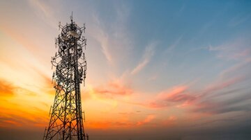 صالحی: نیروگاههای ما برق تولید نمیکنند/ ایران از بحران ارتباطات گذر میکند؟