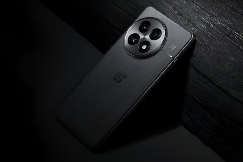 نسخه جهانی وانپلاس ۱۳ پیش از عرضه در گیکبنچ رؤیت شد