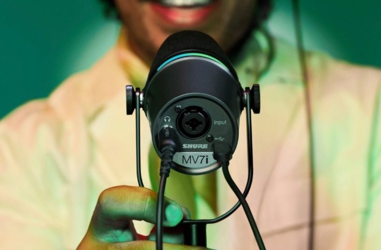 ابزاری جذاب برای پادکسترها؛ میکروفون هوشمند شور MV7i به‌طور مستقیم از میکروفون دوم هم میزبانی می‌کند
