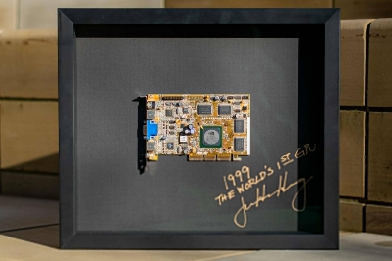 انویدیا چند کارت گرافیک کلاسیک را با امضای جنسن هوانگ، مدیرعامل شرکت اهدا میکند
