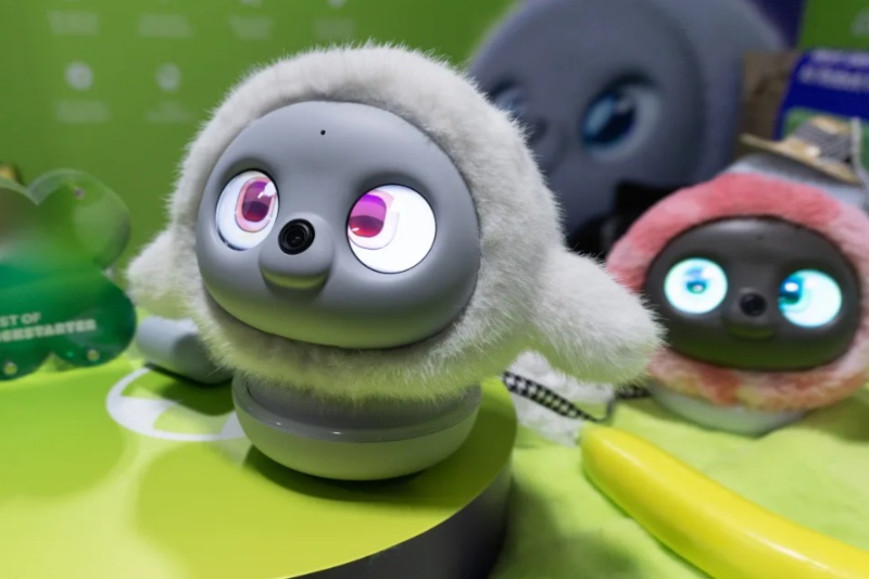 این عروسک کوچک و پُرمو، بانمک‌ترین ربات CES 2025 است [تماشا کنید]