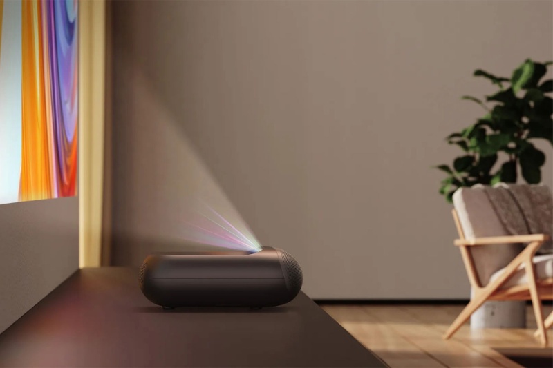 رونمایی پروژکتور کوچکی که تصویر سینمایی ۱۰۰ اینچی روی دیوار پخش میکند