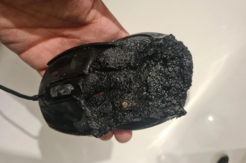 ماوس گیمینگ گیگابایت آتش گرفت و حفرهای روی میز کاربر ایجاد کرد