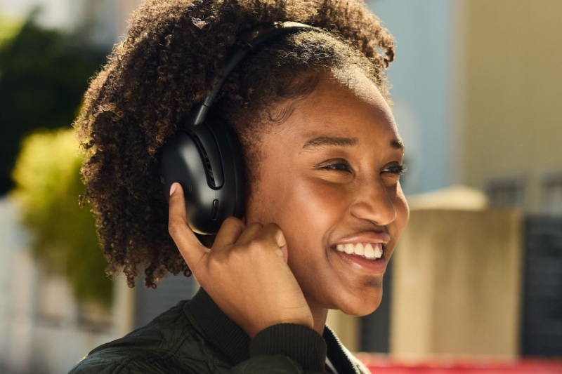 هدفون ردهبالای JBL Tour One M3 با فرستنده مجهز به نمایشگر لمسی رونمایی شد