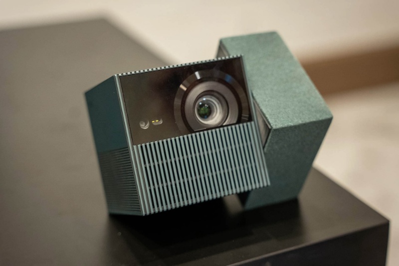 پلیکیوب رونمایی شد؛ پروژکتور مجهز به گوگل تیوی با طراحی خلاقانه