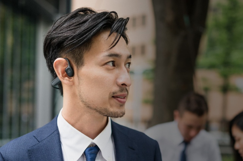 این هندزفری جذاب وارد گوش نمی‌شود و صدا را با «هدایت غضروفی» پخش می‌کند