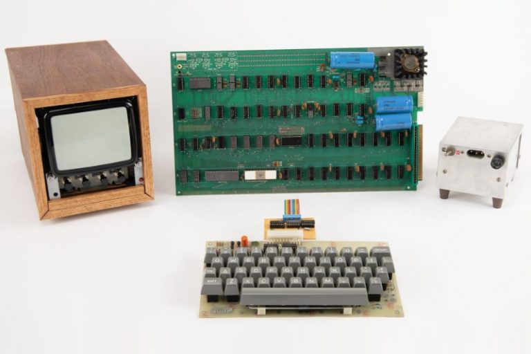 مجموعهای نفیس و نایاب از محصولات قدیمی اپل به حراج گذاشته میشوند