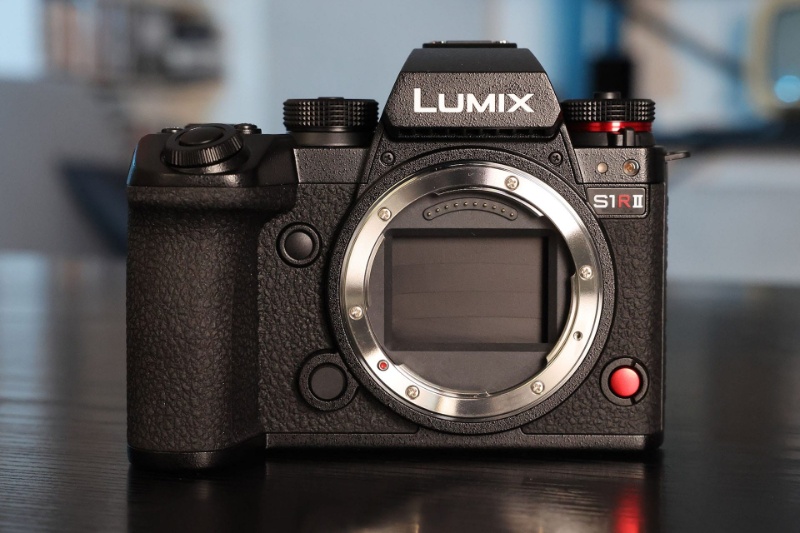 پاناسونیک با دوربین فولفریم ۴۵ مگاپیکسلی S1R II، کانن را به چالش میکشد