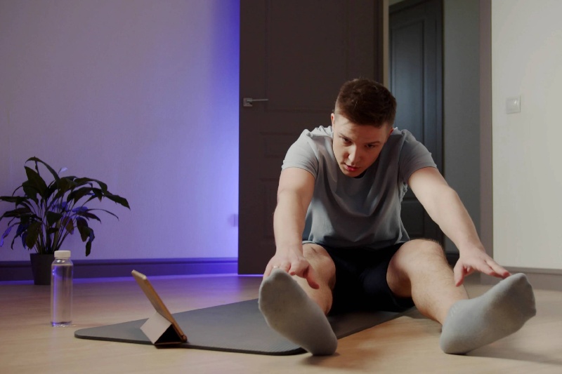 چرا همه افراد نمیتوانند انگشتان پای خود را لمس کنند؟