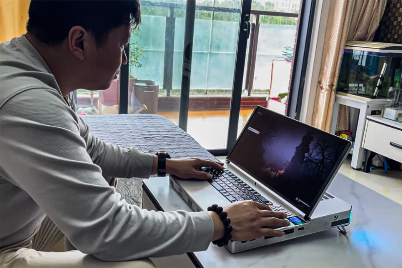 این لپتاپ گیمینگ خنککننده مایع دارد و از کارت گرافیک دسکتاپ RTX 5090 استفاده میکند