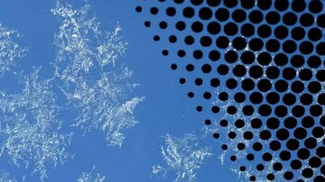 نقطههای سیاه کوچک روی شیشه جلو خودرو چیست؟