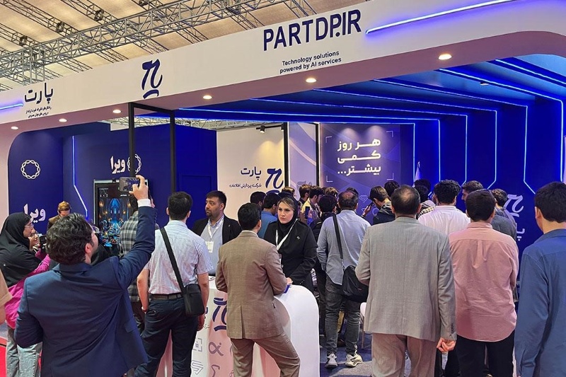 استقبال کسبوکارهای داخلی از سرویسهای هوش مصنوعی فارسی؛ مروری بر غرفه «ویرا» در اینوتکس 1404