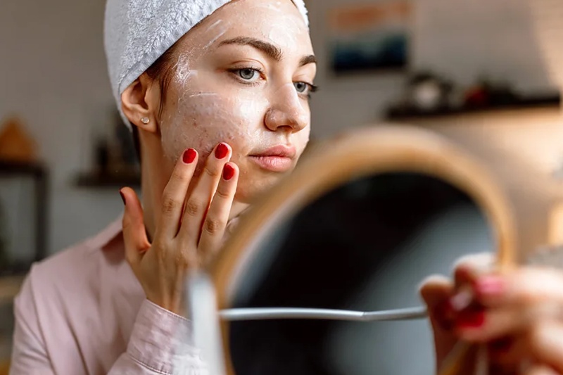 باکتری در برابر باکتری؛ آیا میکروب‌های مفید می‌توانند پوست ما را نجات دهند؟