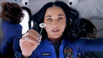 تصاویر کیتی پری در فضا؛ واقعی یا فیک؟