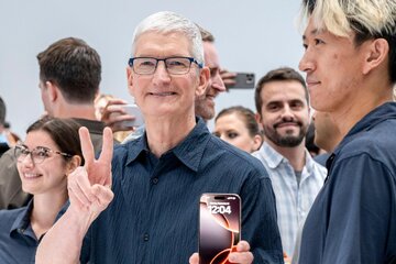 تیم کوک ۲۴ میلیون دلار از سهامش در اپل را فروخت