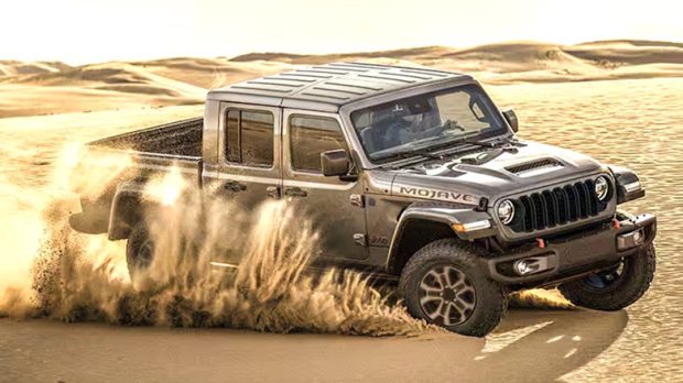 خودرو آفرود جیپ با تایرهای بزرگ و بدنه مقاوم