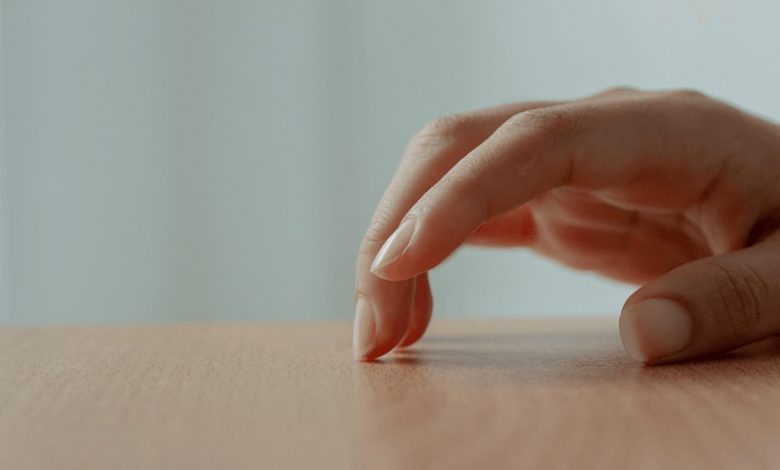 در محیطهای شلوغ صدای افراد را نمیشنوید؟ این ترفند ساده علمی را امتحان کنید