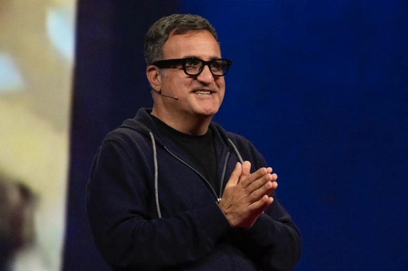 شهرام ایزدی، مدیر اندروید XR، با عینک هوشمند گوگل در مراسم TED حاضر شد