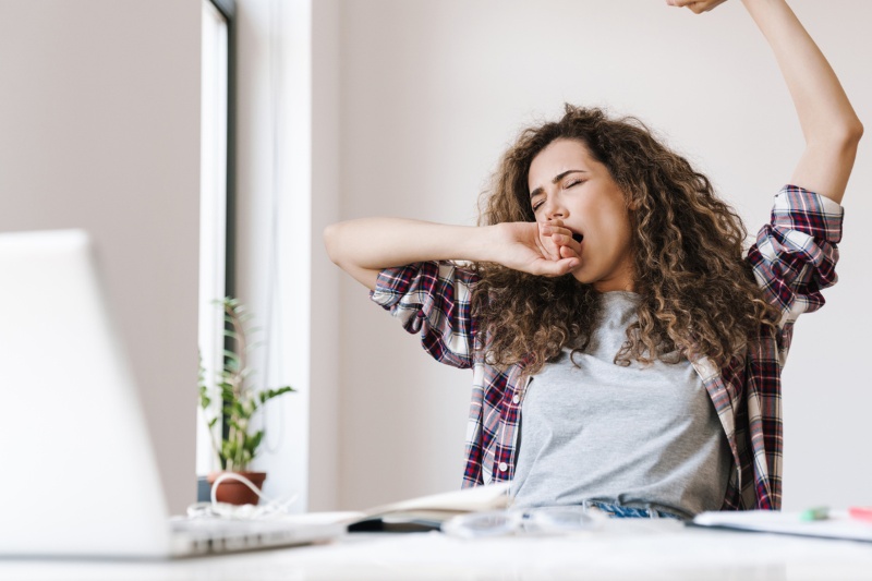 علت خمیازه کشیدن زیاد چیست و چگونه درمان میشود؟