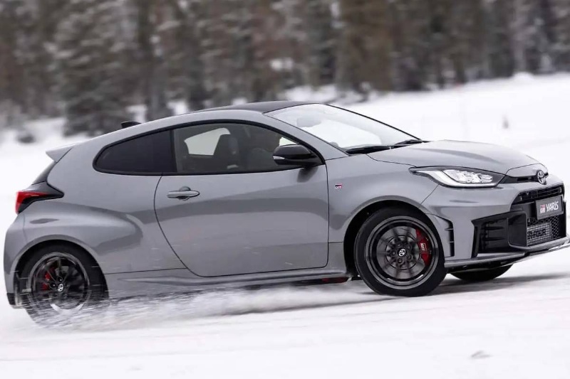 مدیرعامل ابرخودروساز کونیگزگ با تویوتا یاریس به محل کارش میرود