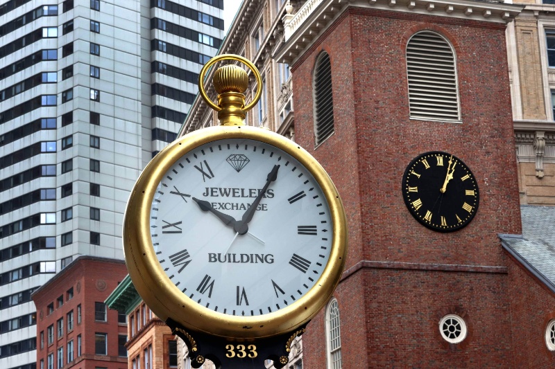 چرا عقربههای ساعت در جهت ساعتگرد حرکت میکنند؟