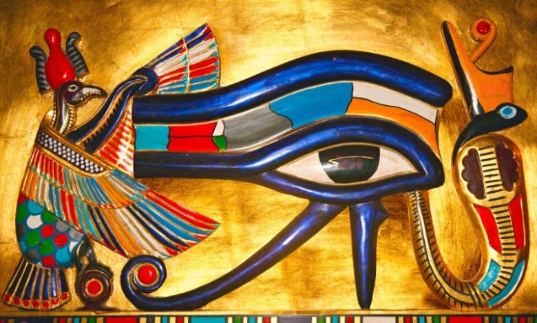 چشم حورس چیست و چرا در بسیاری از تدفینهای مصر باستان دیده میشود؟