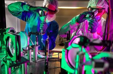 آمریکا قدرتمندترین لیزر خود را آزمایش کرد؛ ۱۰۰ برابر پرتوان‌تر از برق کل زمین!