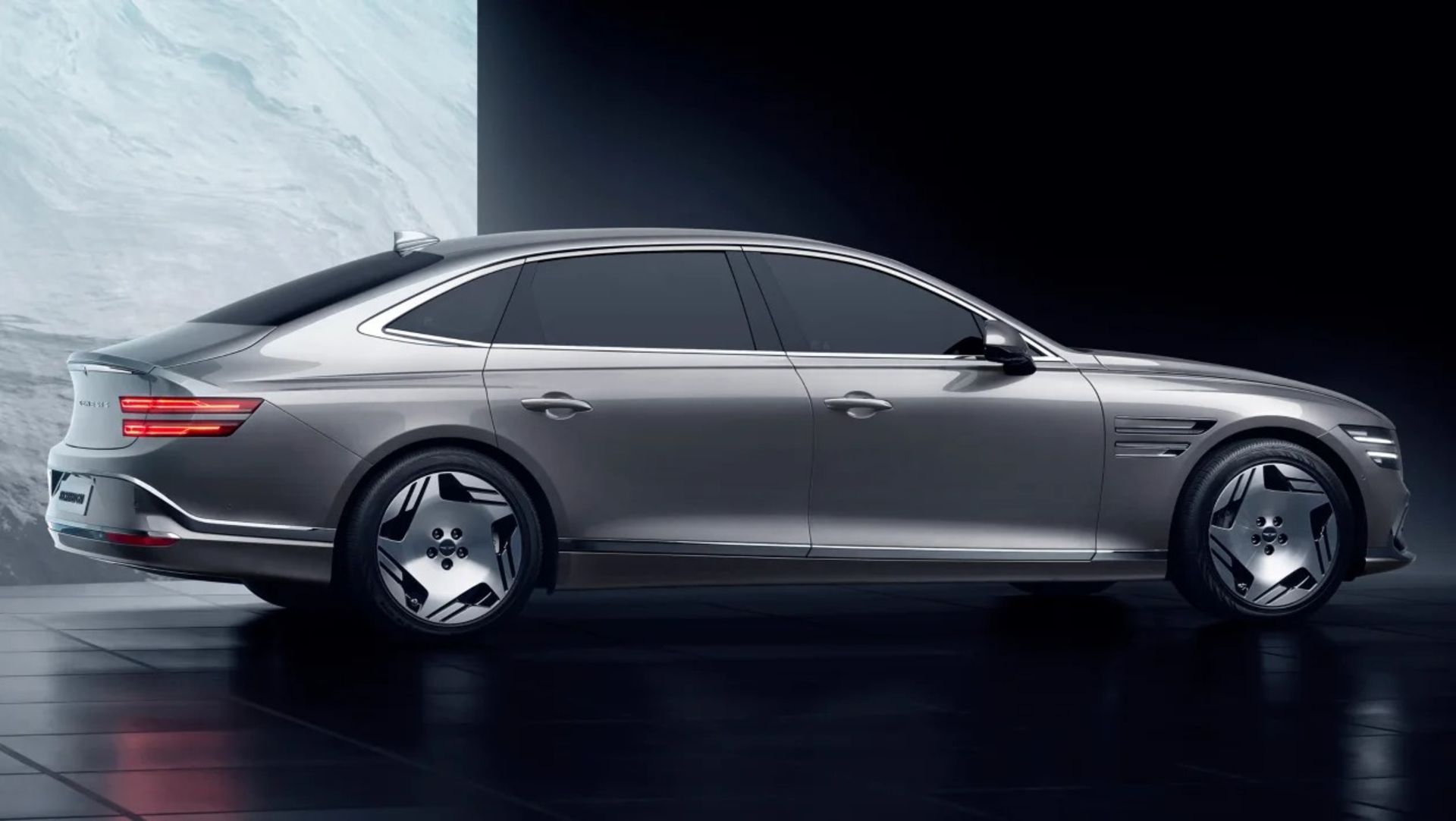 نمای کناری مدل ۲۰۲۵ جنسیس G80