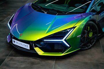 با پول رنگ این ماشین می‌شود خانه خرید / این لامبورگینی رنگ عوض می‌کند