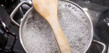 ترفند ساده‌ای که واقعاً جلوی سر رفتن قابلمه را می‌گیرد