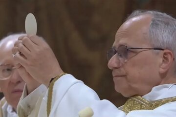 تصویر خبرساز از پاپ جدید/ رهبر کاتولیک‌های جهان اپل واچ می‌بندد