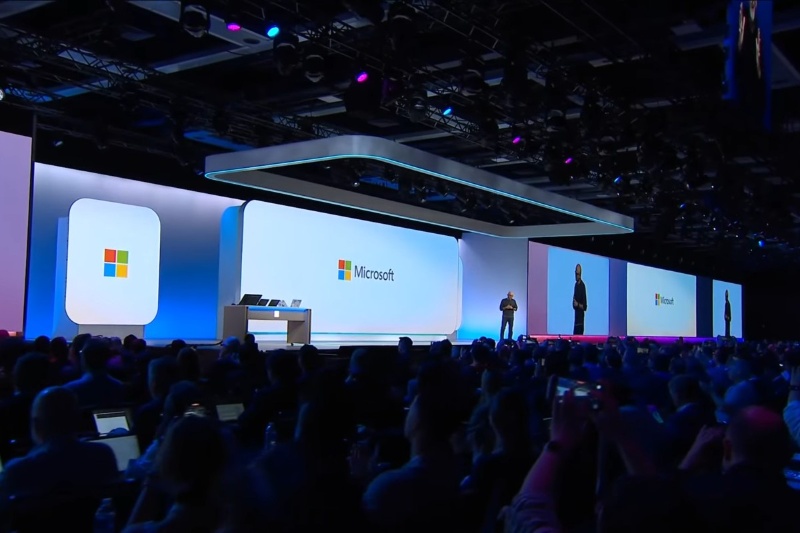حاشیه در مراسم زنده مایکروسافت؛ کارمند شرکت سخنان مدیرعامل را قطع کرد