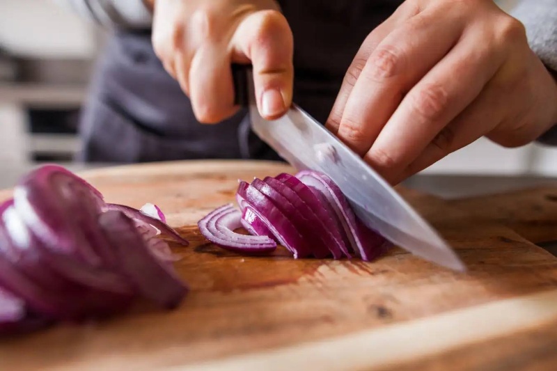 فیزیکدانان راز خرد کردن پیاز بدون اشک ریختن را فاش کردند