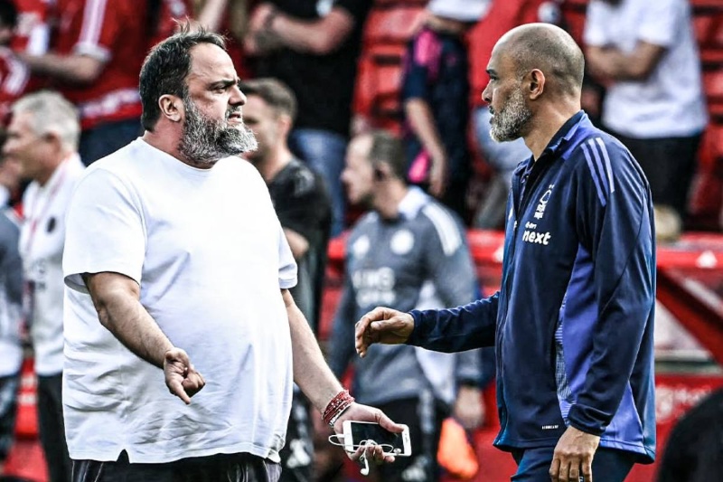 مالک میلیاردر باشگاه ناتینگهام فارست همچنان از آیفون ۷ استفاده میکند