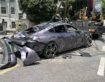 مقاومت خیره‌کننده خودروی چینی که زیر کامیون رفت / عکس