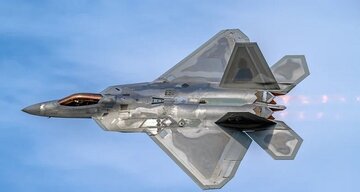 چرا جنگنده F-۲۲ رپتور دارای سایبان طلایی است؟