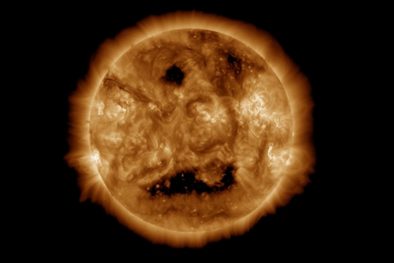 خورشید دهان باز کرده است؛ حفره‌های تاج خورشیدی چهره ستاره‌مان را نگران کرده‌اند