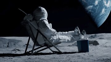 روشنایی زمین در آسمان ماه چقدر است؟