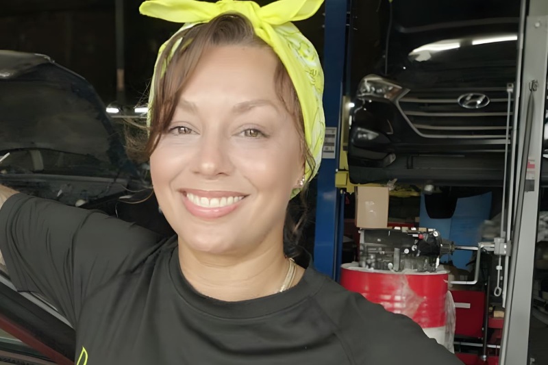 زن شجاعی که پرستاری را رها کرد و مکانیک شد، حالا ۳۶ میلیارد درآمد دارد