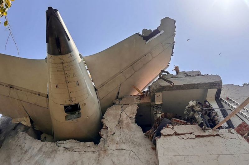 سقوط تلخ هواپیمای هندی؛ حداقل ۲۰۰ نفر کشته شدند