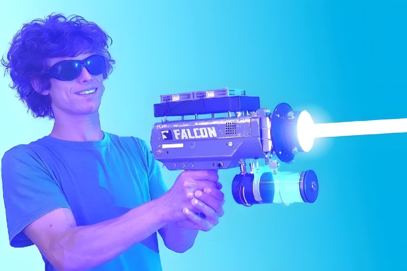 عجیب اما واقعی؛ یوتیوبر جوان قدرتمندترین لیزر دستی دنیا را ساخت