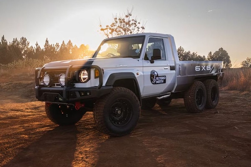 هیولایی در جاده‌ها؛ لندکروزر سری ۷۰ به وانتی با ۶ چرخ تبدیل شد