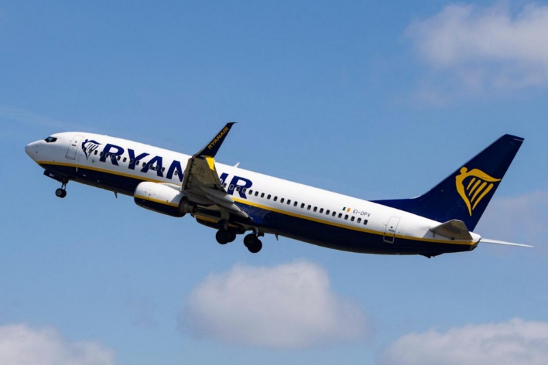 وحشت در پرواز رایان‌ایر؛ از برخورد مسافران با سقف کابین تا فرود اضطراری