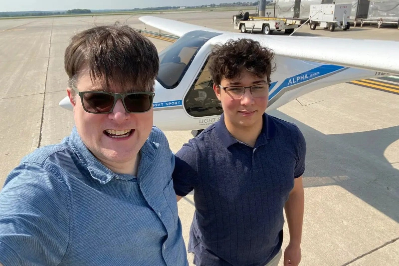 وقتی نوجوان ۱۷ ساله در تصمیمی جسورانه، دانشگاه را رها میکند تا خلبان شود