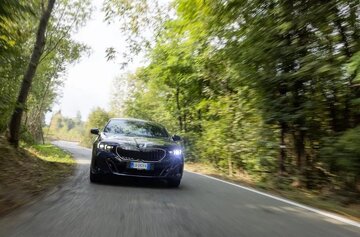 یکه‌تازی بی ام و در اروپا / خودروهای برقی هم حریف سری ۵ نمی‌شوند