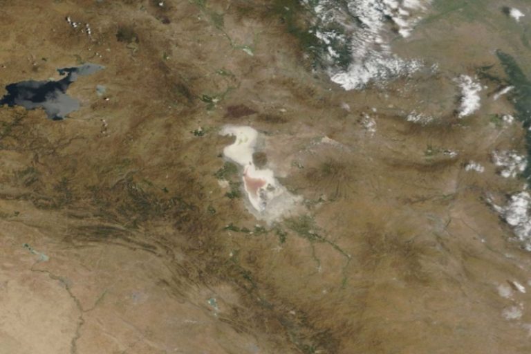 از بزرگترین دریاچه داخلی ایران فقط لکهای سرخ باقی مانده است